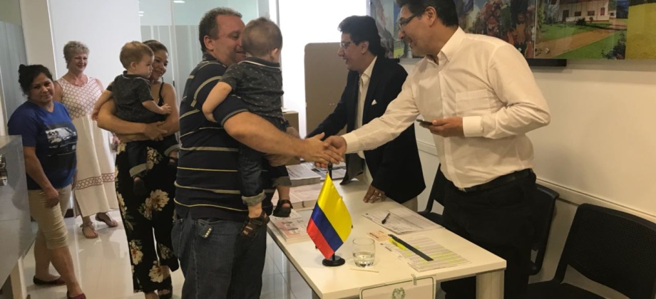 Consulado de Colombia en Asunción inició jornada final del proceso electoral en el exterior para Congreso y consultas interpartidistas 2018