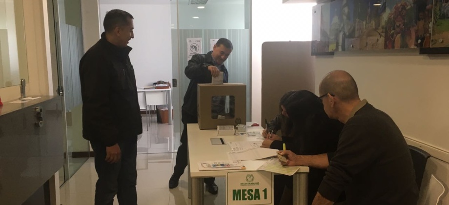 Último de día de votaciones para la segunda vuelta en el Consulado de Colombia en Asunción, Paraguay 