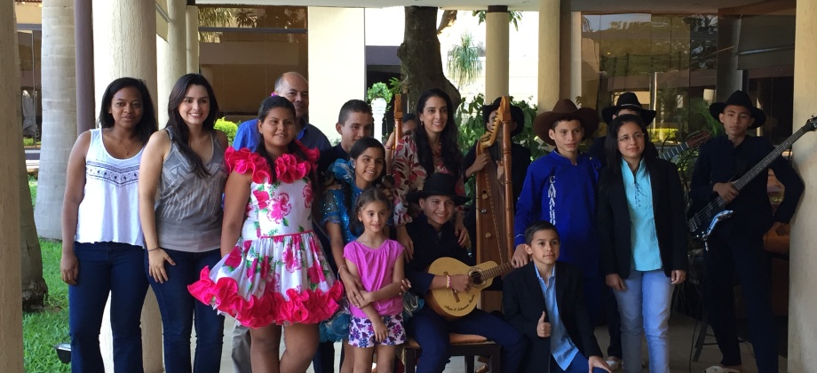 El grupo de Niños Arpistas 'El Renacer Vichadense' participó por Colombia en el IX Festival Mundial del Arpa celebrado en Asunción
