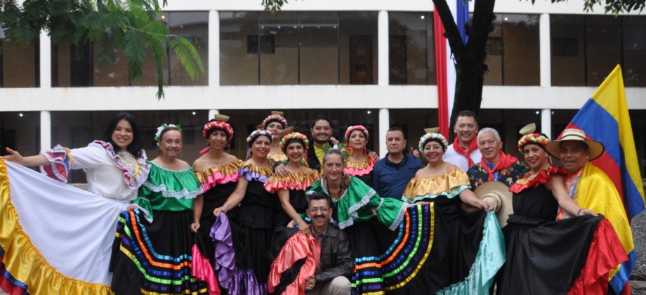 Visita del Cónsul Marcos Díaz a la delegación colombiana de danzas que nos representa en el III Festival Internacional de Danzas Folclóricas