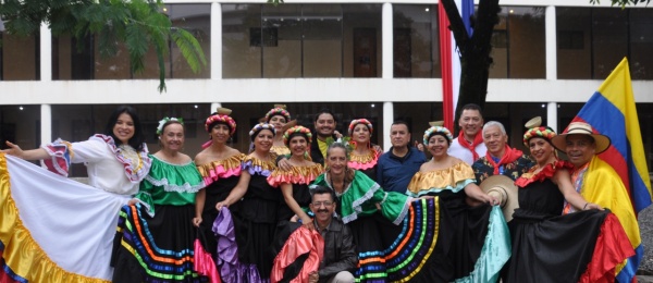 Visita del Cónsul Marcos Díaz a la delegación colombiana de danzas que nos representa en el III Festival Internacional de Danzas Folclóricas