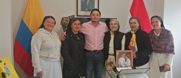 Hermanas de la Caridad Dominicanas de la Presentación de la Santísima Virgen visitan al Consulado en Asunción
